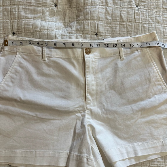 NEW LOFT Monroe 4” Chino Shorts in White - Picture 4 of 9